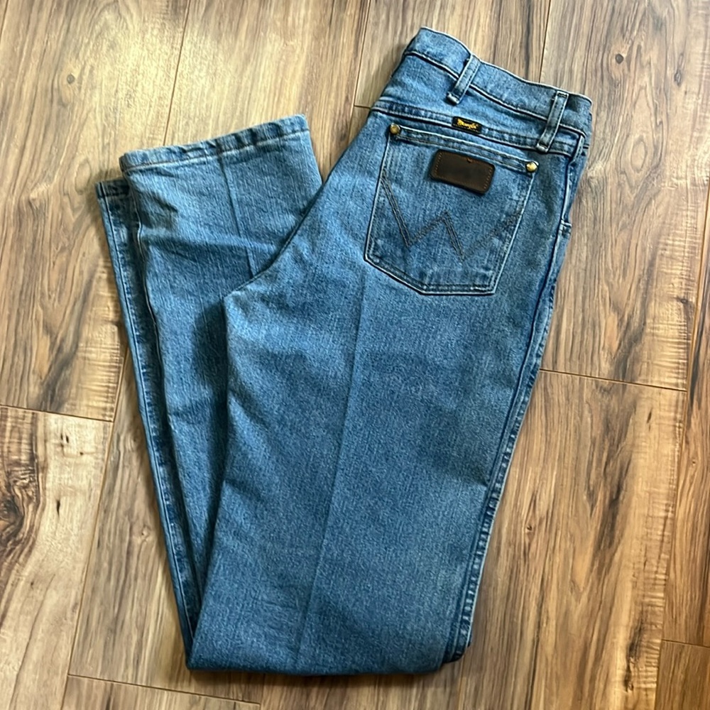 Men’s Wrangler Cowboy Cut light wash jeans.
